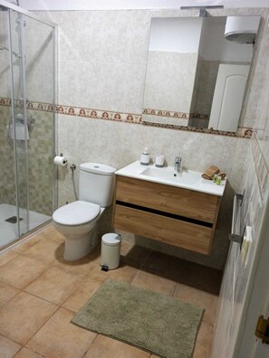 Douche, sĂšche-cheveux, bidet, serviettes fournies