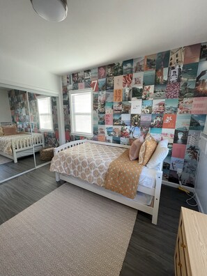 3 bedrooms, internet, bed sheets