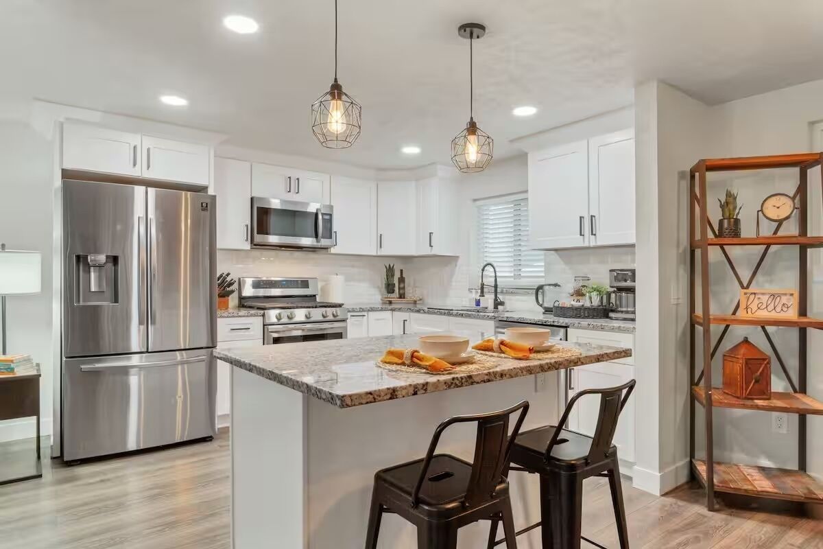 Réfrigérateur, micro-ondes, four, plaque de cuisson