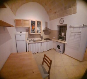 Superior-Apartment | Eigene Küche | Großer Kühlschrank, Mikrowelle, Ofen, Herdplatte