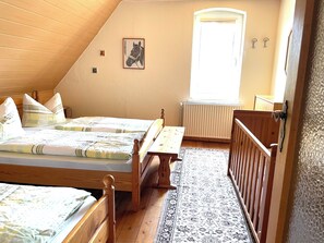 3 室のベッドルーム、アイロン / アイロン台、WiFi (無料)、ベッドシーツ