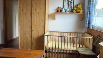 3 slaapkamers, een strijkplank/strijkijzer, gratis wifi, beddengoed