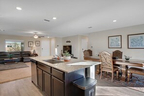 Interior - 4b 14 mi to Downtown. Trails Views AC Casino Flight School Tucson Trap & Skeet (Tucson)