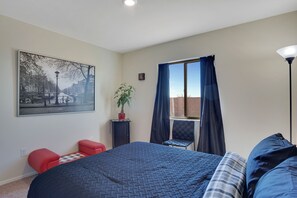 4 bedrooms, desk, iron/ironing board, travel cot - 4b 14 mi to Downtown. Trails Views AC Casino Flight School Tucson Trap & Skeet (Tucson)