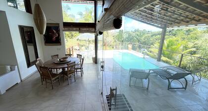Beautiful place surrounded by the Atlantic Forest 12 min away from the beach.