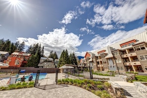 Pool - Creekside Slopeside 1BR with pool, hot tub, BBQ (Whistler)