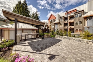 Terrace/patio - Creekside Slopeside 1BR with pool, hot tub, BBQ (Whistler)