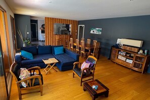 Een televisie en een tafeltennistafel