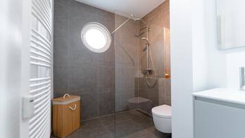 Apartment | Bathroom | Shower, free toiletries, hair dryer, towels