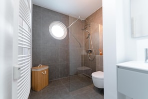 Apartment | Bathroom | Shower, free toiletries, hair dryer, towels