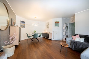 Apartamento | Zona de estar | Una Smart TV