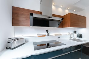 Private kitchen - Stylish Open 1BR Apt in Cents w Balcony (Luxembourg City)