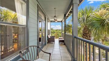 Huis, Meerdere bedden, bubbelbad, uitzicht op zwembad | Terras