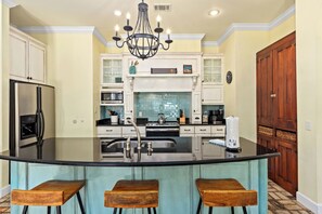 Casa, varias camas, hidromasaje, vista a la alberca | Cocina privada | Refrigerador, microondas, horno y parrilla de estufa