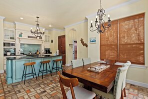 Ferienhaus, Mehrere Betten, Whirlpool, Poolblick | Speisen