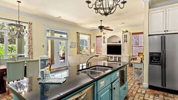 Huis, Meerdere bedden, bubbelbad, uitzicht op zwembad | Privékeuken | Een koelkast, een microgolfoven, een oven, een kookplaat