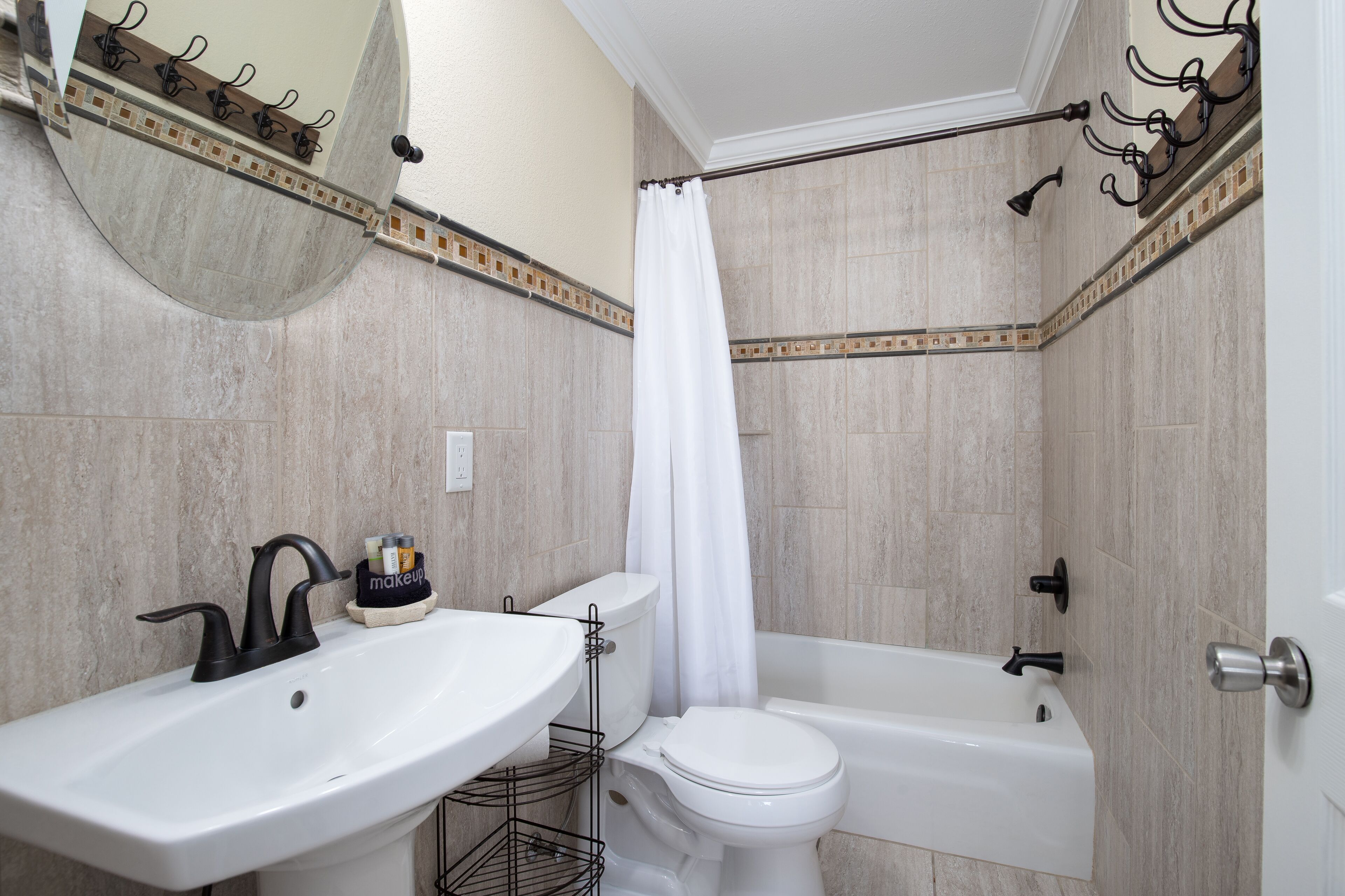 Un baño con lavamanos, inodoro y bañera.