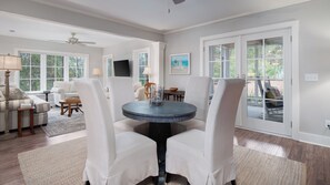 Hus, flere senger, kjøkken, hageutsikt | Spiseområde