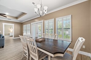 Casa, varias camas, cocina, vista al jardín (225 Rose Lane) | Restaurantes
