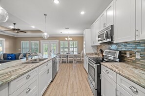 Casa, varias camas, cocina, vista al jardín (225 Rose Lane) | Cocina privada | Refrigerador, microondas, horno y parrilla de estufa 