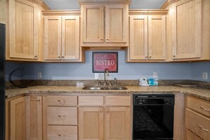 Casa, varias camas, patio, vista al océano | Cocina privada | Refrigerador, microondas, horno y parrilla de estufa 