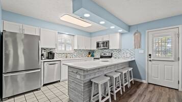 House, Multiple Beds, Kitchen | Private kitchen | Fridge, microwave, oven, stovetop