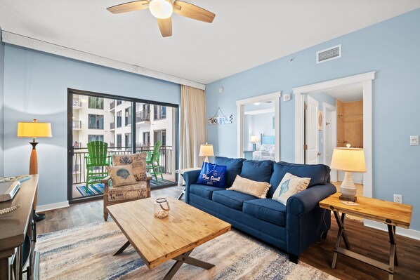 Huoneisto, 1 suuri parisänky ja vuodesohva, parveke, valtamerinäköala | Oleskelualue | 40–tuumainen televisio, jossa digitaalikanavat