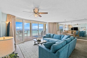 콘도, 침대(여러 개), 온수 욕조, 바다 전망 | 거실 공간 | 디지털 채널 시청이 가능한 40인치 TV