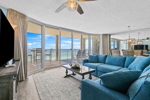 콘도, 침대(여러 개), 온수 욕조, 바다 전망 | 거실 공간 | 디지털 채널 시청이 가능한 40인치 TV