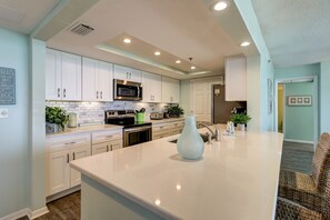 Condo, varias camas, hidromasaje, vista al océano | Cocina privada