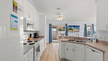 House, Multiple Beds, Patio, Garden View | Private kitchen