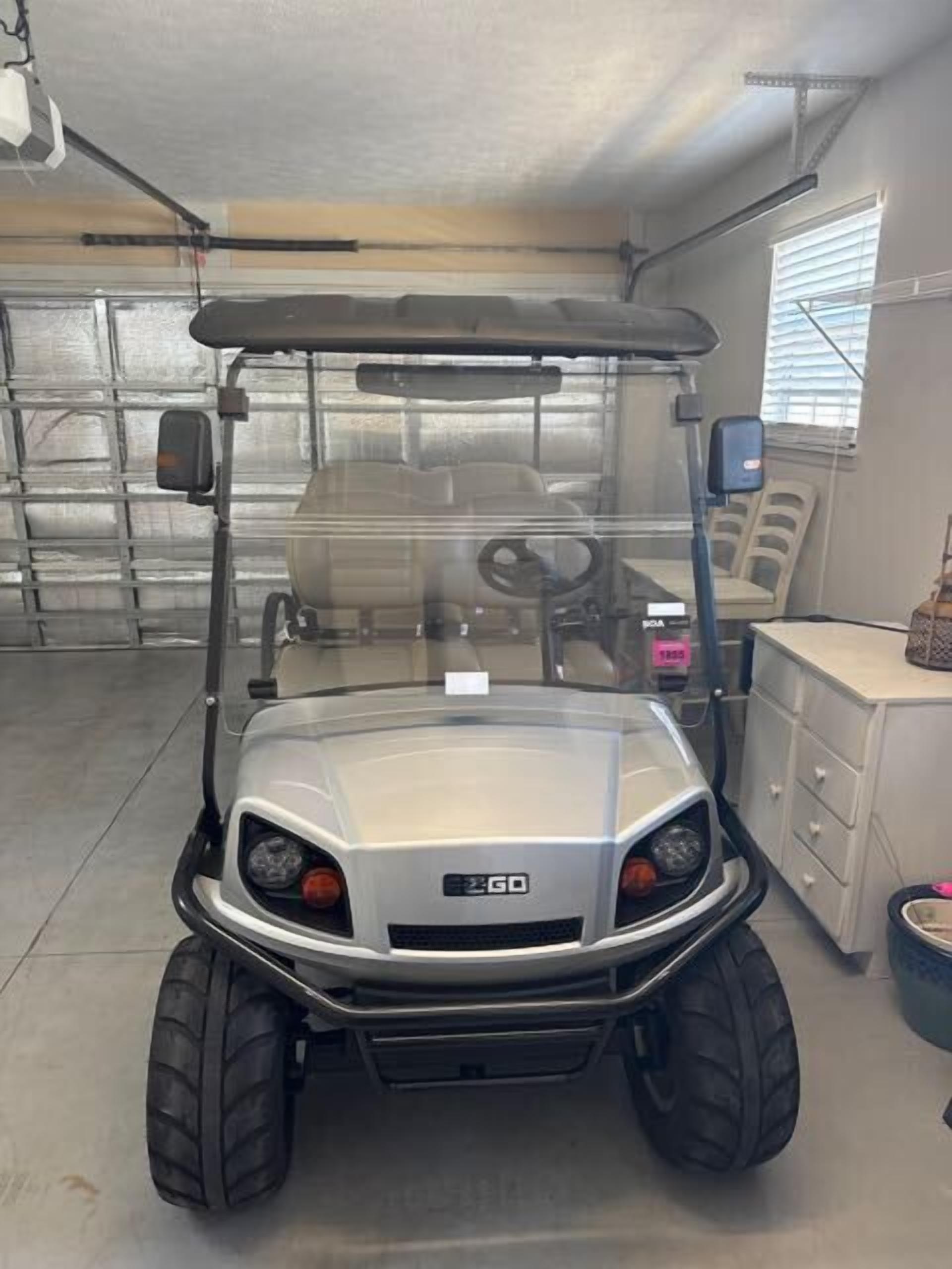 Un chariot de golf dans un garage.