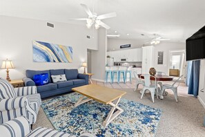 Ferienhaus, Mehrere Betten, Terrasse, Meerblick | Wohnbereich | 40-Zoll-Fernseher mit Digitalempfang