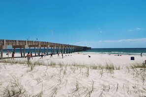 Una spiaggia nelle vicinanze
