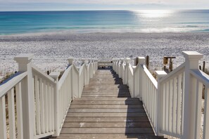 Beach nearby - A Seaside Beauty! Book Now - Lot of Outdoor Living Space (Santa Rosa Beach)