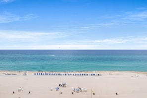 Am Strand, Liegestühle, Sonnenschirme
