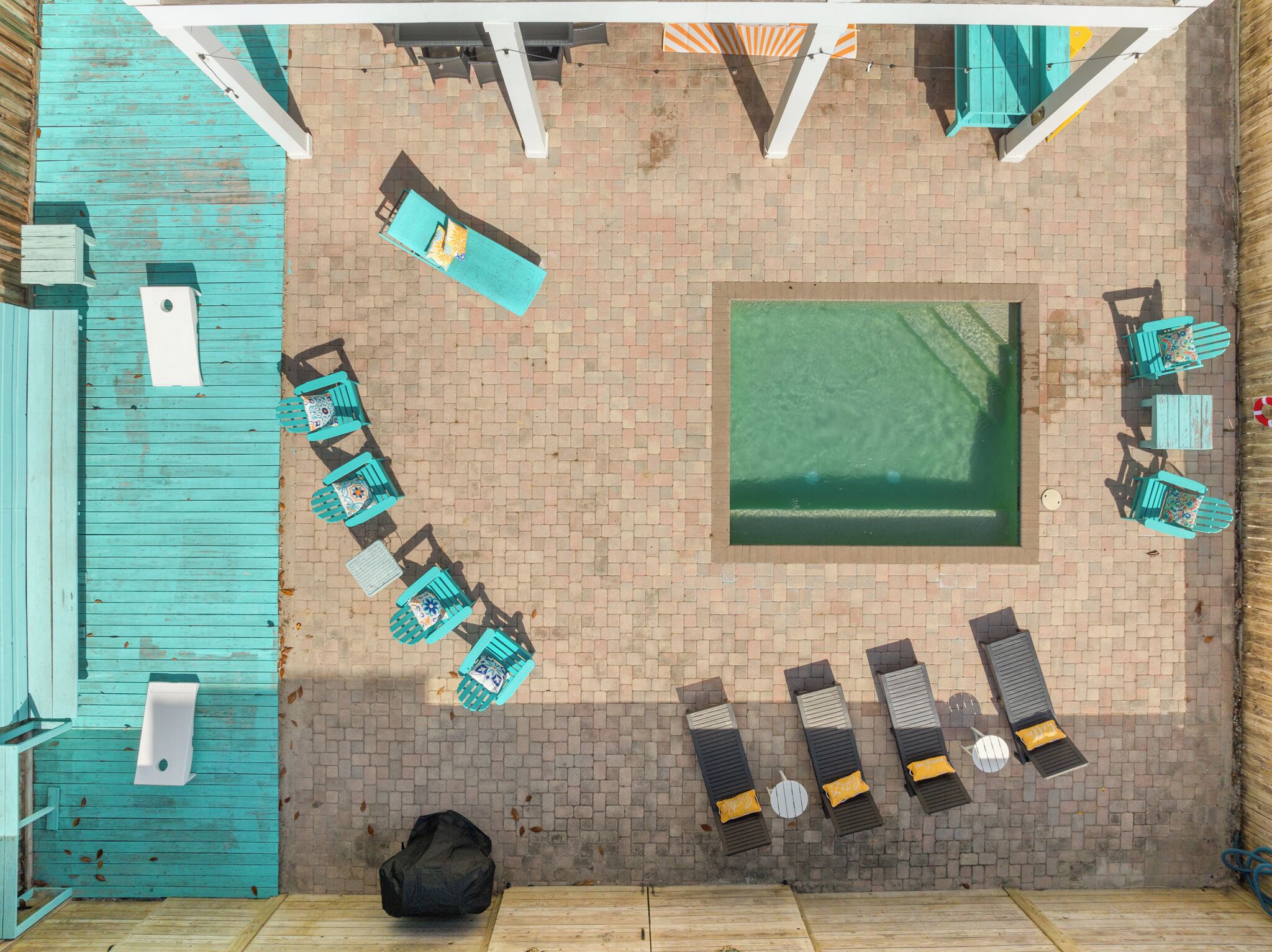Une terrasse sur le toit équipée d’une table de billard, de chaises longues et d’un petit coin salon.