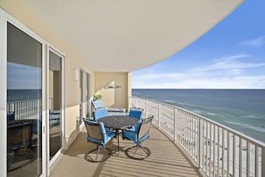Apartamento, varias camas, bañera de hidromasaje, vistas al mar | Jardines del alojamiento