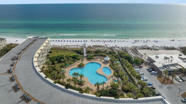 Ein Resort mit großem Pool, Zugang zum Strand und Blick aufs Meer.