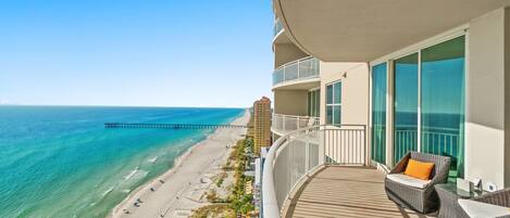 Bloc d'apartaments, diversos llits, balcó, vistes a l'oceà | Àrea exterior de l'allotjament