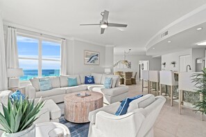Condo, varias camas, hidromasaje, vista al océano | Área de sala de estar | Televisión de 40 pulgadas con canales digitales 