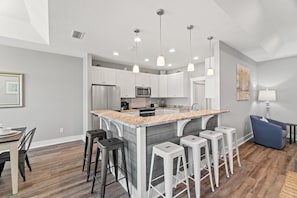 Casa, varias camas, patio, vista al océano | Cocina privada | Refrigerador, microondas, horno y parrilla de estufa