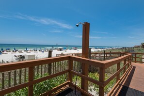 Property grounds - Gulf Front Master Suite! Directly On The Beach! 3 BR / 2 BA! Sleeps 8! (Panama City Beach)