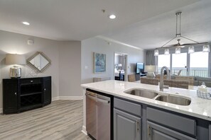 Appart'hôtel, plusieurs lits, balcon, vue océan | Cuisine privée | Réfrigérateur, micro-ondes, four, plaque de cuisson