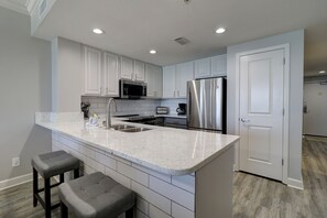 Condo, varias camas, balcón, vista al océano | Cocina privada | Refrigerador, microondas, horno y parrilla de estufa 