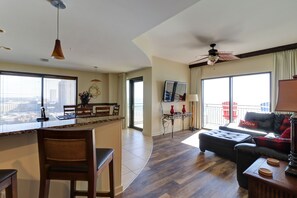 콘도, 킹사이즈침대 1개 및 소파베드, 수영장 이용, 바다 전망 | 2 개의 침실, 무료 WiFi