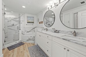 Apartment, Mehrere Betten, Balkon, Meerblick | Badezimmer | Handtücher