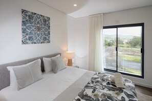 2 habitaciones, tabla de planchar con plancha y cuna de viaje 