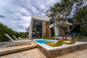 Piscine couverte, piscine extérieure