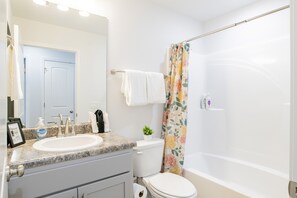 Dusche, Haartrockner, Handtücher, Seife